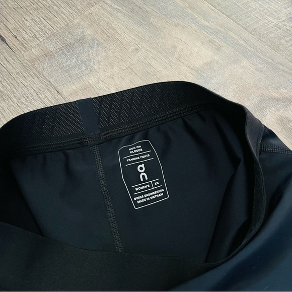 On Cloud Black Training Tights - Picture 3 of 4